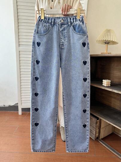 2026春夏新款女童浅色水洗牛仔裤，深蓝色爱心刺绣，宽松直筒版型，舒适百搭，适合度假、休闲外出、户外活动