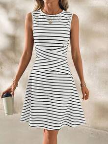 SHEIN Clasi Đầm tank top nữ kiểu dáng thường ngày, in họa tiết kẻ sọc, thắt eo, thích hợp mặc đi làm vào mùa hè. - Đen và trắng - Xem 6