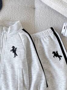 SHEIN 2件套男婴男女通用保暖印花长袖外套和松紧腰裤套装，适合通勤、上学、休闲、度假、运动、秋冬季穿着，尺码6个月至3岁，儿童服装，婴儿服装，幼儿T恤，幼儿裤子，婴儿运动服，男婴套装，婴儿街头服饰，婴儿休闲套装 - 灰色 - 查看 8