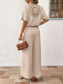 SHEIN Clasi Bộ đồ nữ thanh lịch gồm áo kiểu cổ chữ V và quần ống rộng in họa tiết lá cây. - Màu be - Xem 2