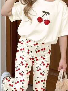 SHEIN 复古可爱樱桃印花卡通图案圆领短袖上衣和喇叭裤两件套，适合夏季，休闲时尚的儿童外出服，韩版风格，返校季穿着舒适自在。 - 彩色 - 查看 4
