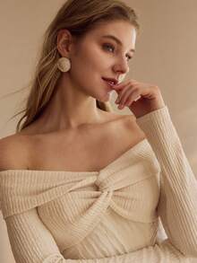 MOTF PREMIUM Đầm lệch vai, chất liệu vải dệt họa tiết lãng mạn và thanh lịch, chi tiết xoắn, tay dài, thắt eo, kiểu dáng duyên dáng và nữ tính. - Màu be - Xem 3