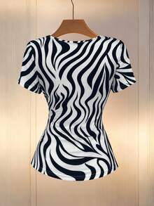 Franclia 女士斑马纹印花T恤，现代复古浪漫风格，适合通勤和度假穿着。斑马纹上衣，女士工作上衣，女士上衣，女士S码，女士工作上衣，女士S码，女士短袖上衣，女士工作上衣，女士短袖上衣，黑白上衣，黑白上衣，女士时尚休闲斑马纹褶皱细节短袖T恤 - 黑色 - 查看 2