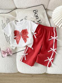 SHEIN Playful Pals Set de 2 piezas: Camiseta de manga corta con cuello redondo, con bordado de perlas y lazo rojo de encaje para niñas bebés, combinada con pantalones casuales blancos a rayas con decoración de lazo, conjunto de moda de verano cómodo para uso diario, escuela, vacaciones, fiestas y otras ocasiones - Rojo - Ver 2
