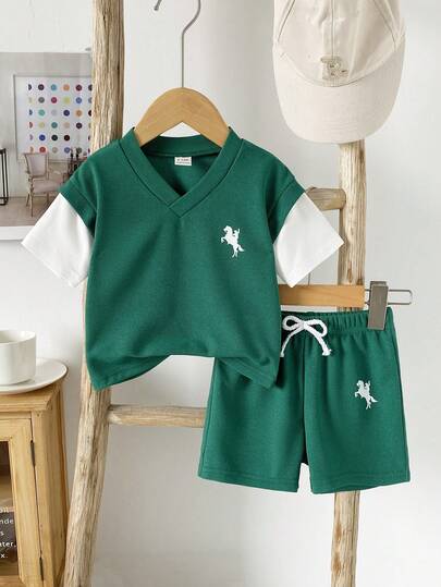 2件套休闲时尚简约马球衫风格V领短袖T恤，搭配同款短裤，适合幼儿男童户外穿着、运动、聚会。