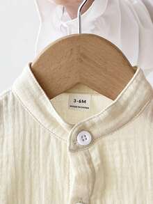 SHEIN 幼儿男童纽扣前袋贴片立领连体衣，适合日常休闲穿着、旅行、聚会、节日和上学，春夏季节（3个月-2岁） - 杏色 - 查看 3