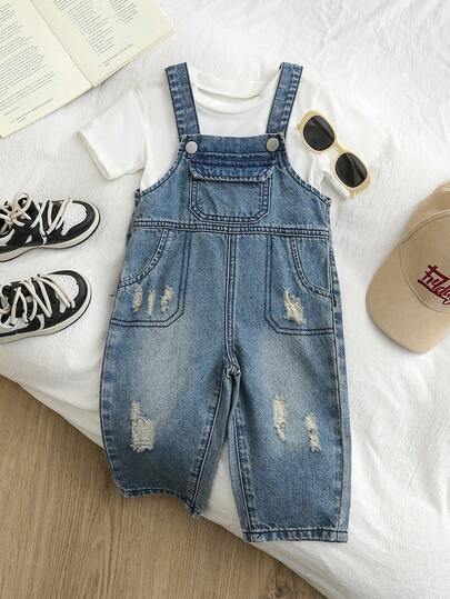 柔软面料男婴牛仔背带裤，宽松版型，舒适易穿，搭配简约T恤或衬衫，打造休闲时尚造型；另有卡通图案可选，增添活泼气息。这款百搭单品适合男童，可用于学校、户外活动、旅行、家庭活动、聚会等各种场合。