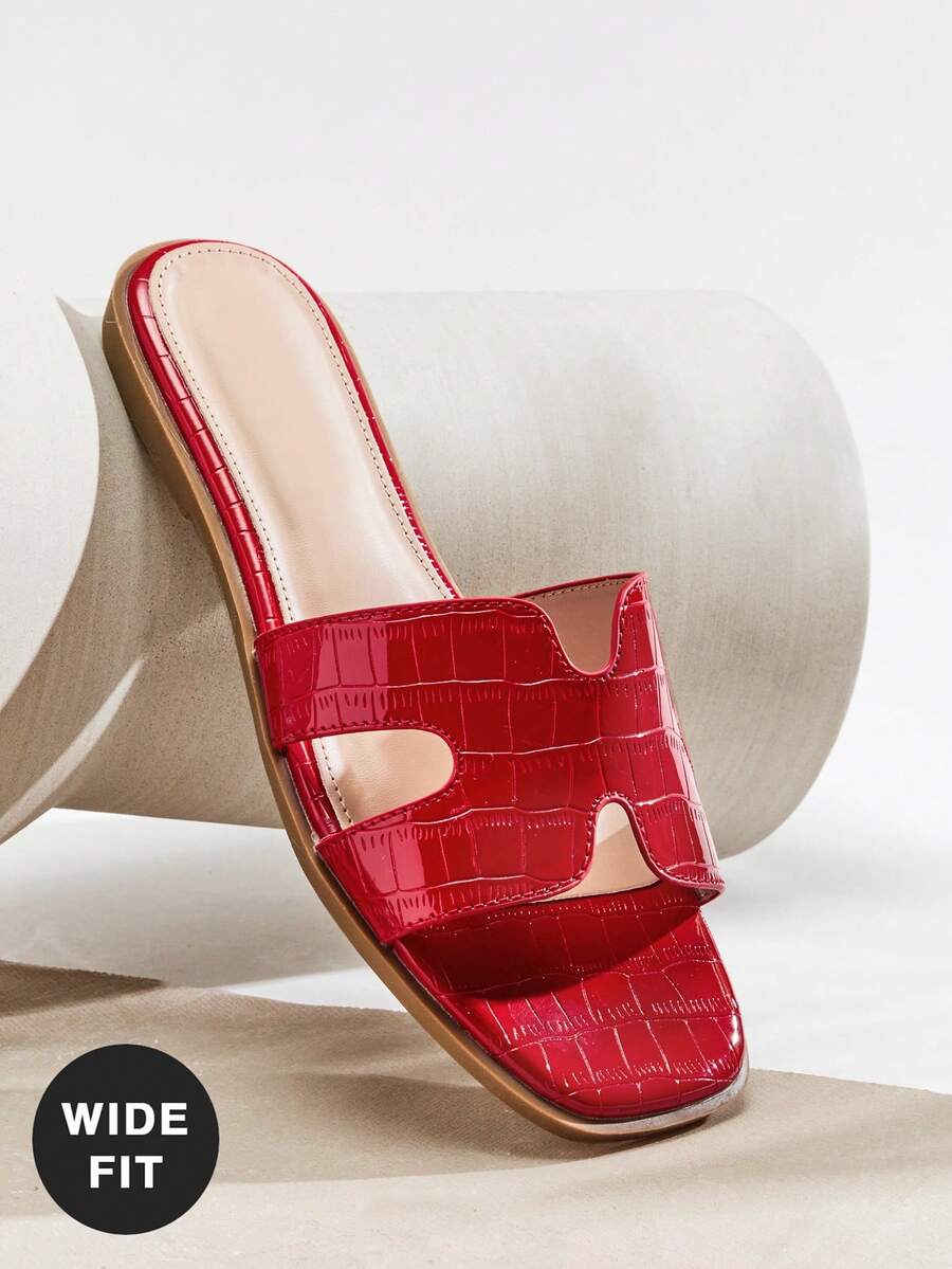SHUZIA Dép lê nữ Luxe Essentials dáng rộng, chất liệu PU bóng cao cấp, màu đỏ, họa tiết dập nổi, lấy cảm hứng từ vùng Riviera Pháp, với các đường cắt kiến trúc tinh tế, phù hợp cho những đêm nghỉ dưỡng sang trọng hay phong cách thành thị hiện đại. Món quà Ngày của Mẹ hoặc Giáng sinh tuyệt vời. - Đỏ - Xem 1