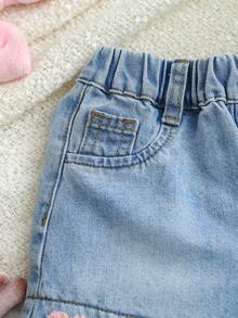 女童时尚韩版柔软牛仔短裤，饰有3D爱心图案，休闲破洞直筒牛仔短裤，适合夏季户外玩耍、派对和节日穿着。 - 淺色水洗藍 - 查看 4