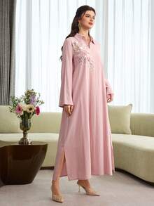 Al Najma Elegantes langärmliges Kleid mit Paillettenkragen in Pink - Pink - Übersicht 8