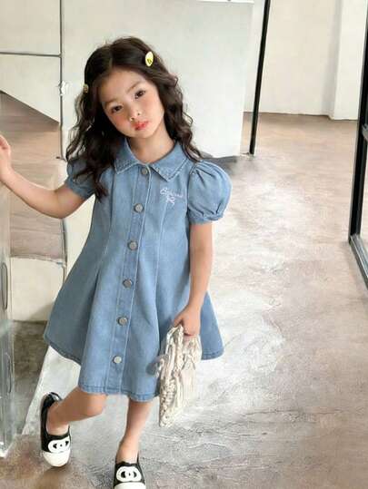 Genkimix Kids 这款时尚百搭的女童牛仔连衣裙，采用复古浅蓝色牛仔布，饰以白色英文刺绣图案，领口饰有荷叶边下摆，修身长袖设计，面料舒适透气，适合休闲外出和上学穿着，春夏秋冬四季皆宜。