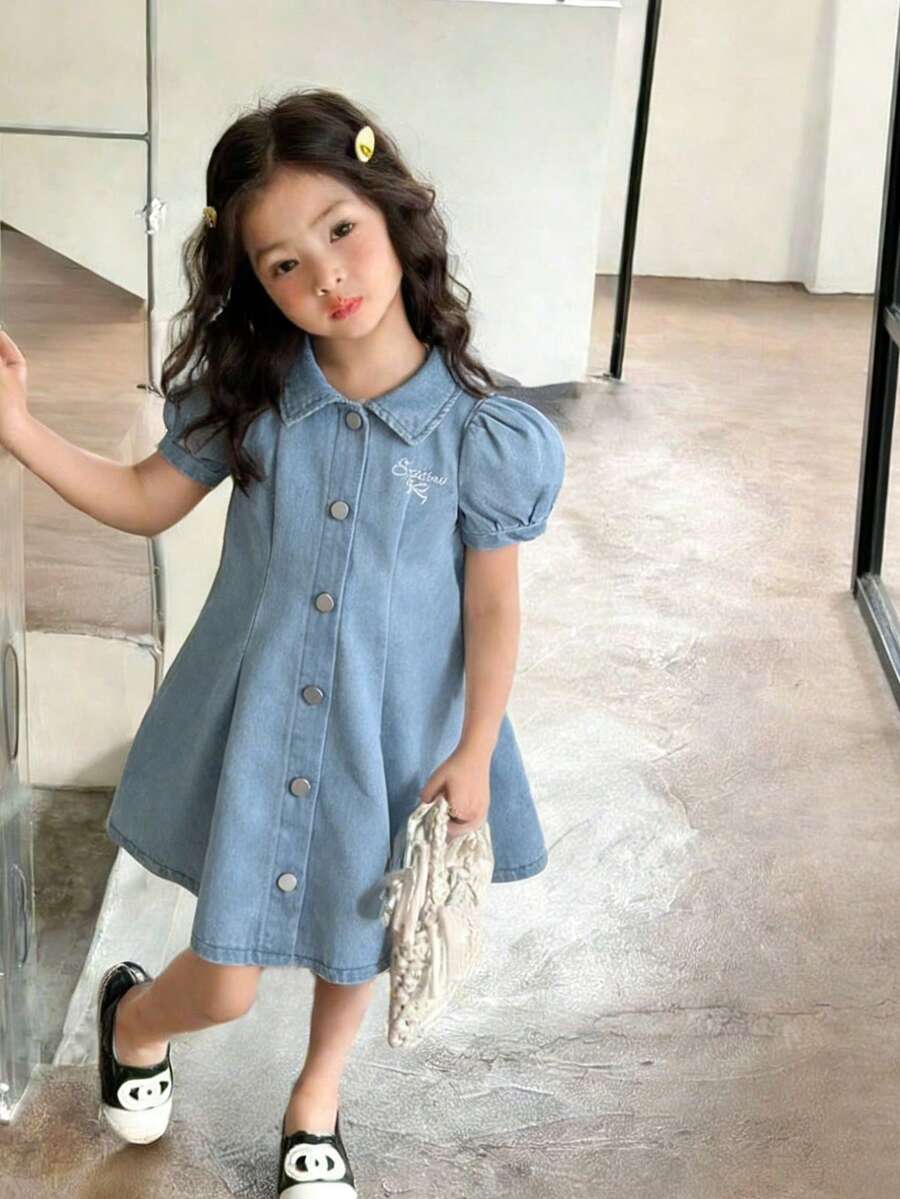 Genkimix Kids 这款时尚百搭的女童牛仔连衣裙，采用复古浅蓝色牛仔布，饰以白色英文刺绣图案，领口饰有荷叶边下摆，修身长袖设计，面料舒适透气，适合休闲外出和上学穿着，春夏秋冬四季皆宜。