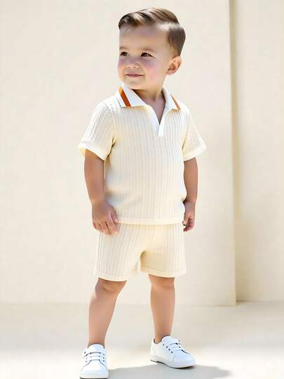 Bộ đồ mùa hè phong cách thường ngày cho bé trai, áo polo vải dệt jacquard cổ bo gân, quần short cùng màu, mềm mại và thoải mái, kiểu dáng tối giản, dáng rộng, phù hợp cho đi làm, đi học, giải trí, du lịch, mặc hàng ngày, họp mặt gia đình, ăn uống ngoài trời hoặc mua sắm.