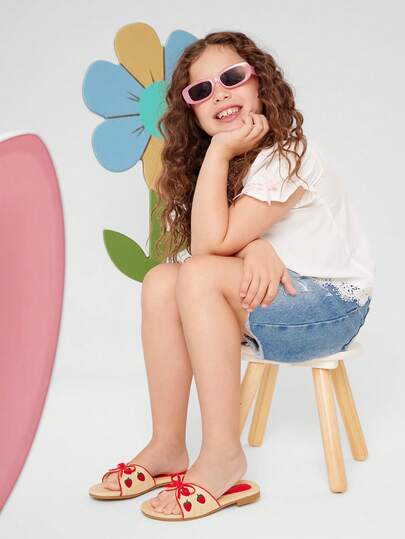 Mini mi #نسيم_حلو صنادل بنات بنسيج القش مزينة بطرز الفراولة وفيونكة - جميلة، منعشة وجاهزة للصيف