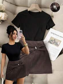 Franclia Conjunto de 2 piezas de mujer con camiseta de manga corta holgada de cuello redondo elegante en negro y minifalda envolvente con decoración de hebilla metálica - Multicolor - Ver 1