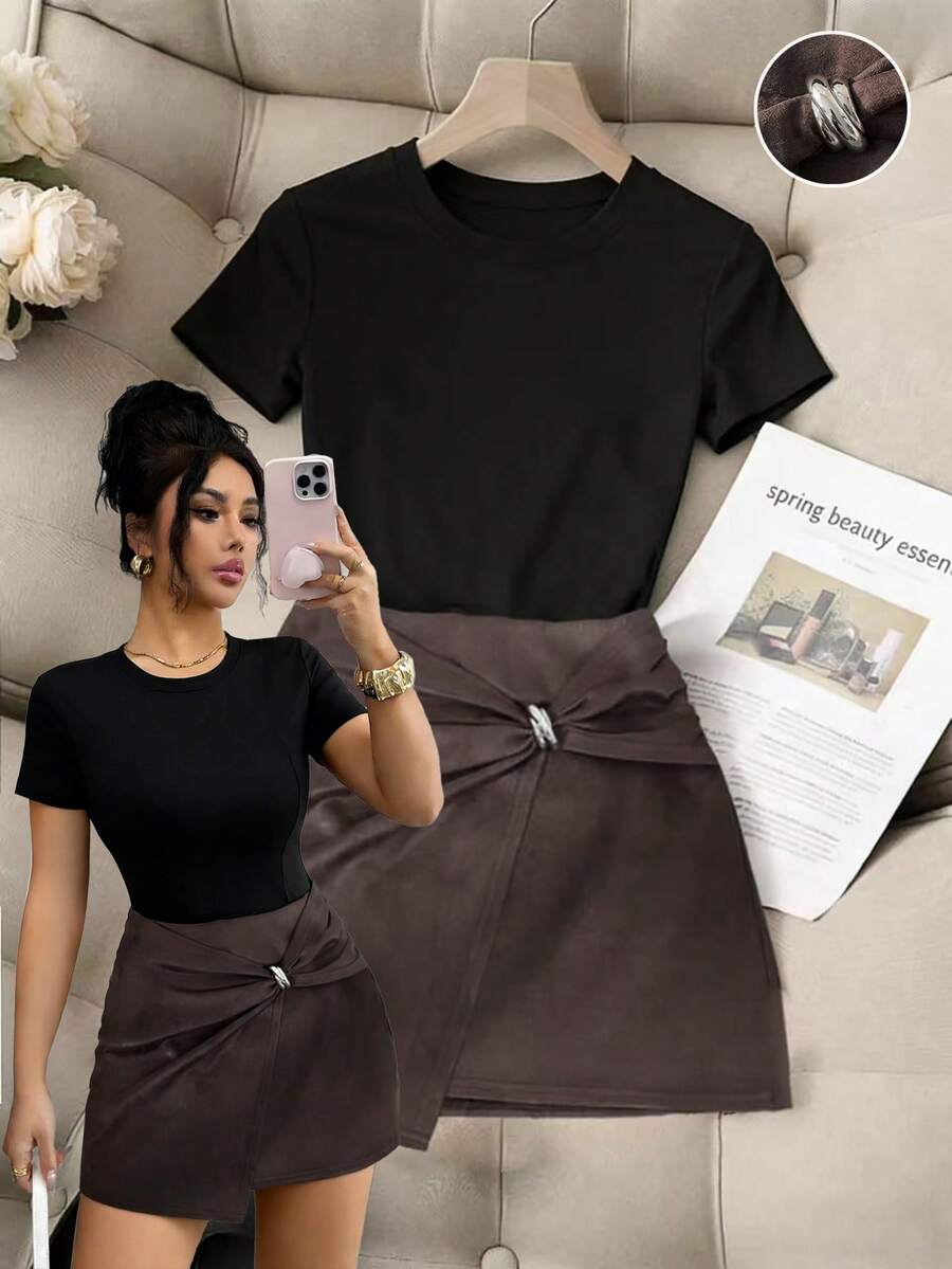 Franclia Conjunto de 2 piezas de mujer con camiseta de manga corta holgada de cuello redondo elegante en negro y minifalda envolvente con decoración de hebilla metálica - Multicolor - Ver 1