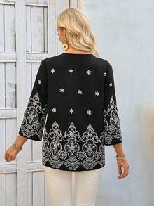 EMERY ROSE 女士休闲度假风植物刺绣V领七分袖宽松上衣，适合春、夏、秋季穿着。 - 黑色 - 查看 2