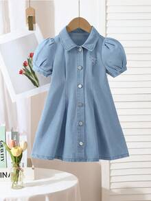 Genkimix Kids 这款时尚百搭的女童牛仔连衣裙，采用复古浅蓝色牛仔布，饰以白色英文刺绣图案，领口饰有荷叶边下摆，修身长袖设计，面料舒适透气，适合休闲外出和上学穿着，春夏秋冬四季皆宜。 - 淺色水洗藍 - 查看 4