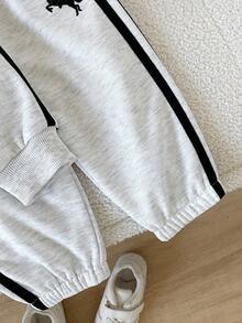 SHEIN 2件套男婴男女通用保暖印花长袖外套和松紧腰裤套装，适合通勤、上学、休闲、度假、运动、秋冬季穿着，尺码6个月至3岁，儿童服装，婴儿服装，幼儿T恤，幼儿裤子，婴儿运动服，男婴套装，婴儿街头服饰，婴儿休闲套装 - 灰色 - 查看 12