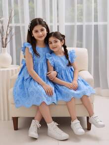 Elladie kids Vestido estilo princesa azul marinho com estampa de bolinhas vazadas, gola quadrada, mangas curtas, cintura marcada e laço decorativo (ideal para ocasiões casuais, festas de aniversário ou para a escola). Ideal para primavera/verão. Laço nas laterais. Corte em A. - Azul - Ver 4