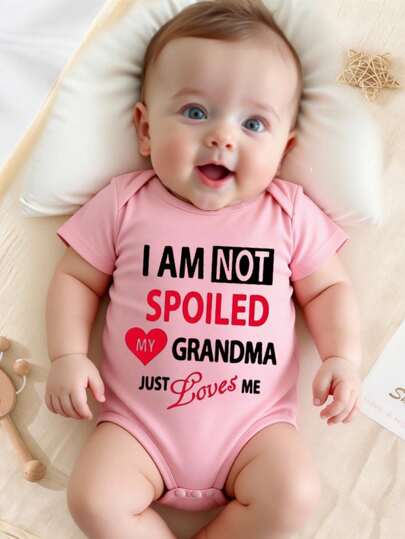Bebé niña recién nacida "No estoy mimada, mi abuela solo me ama" Eslogan Estampado gráfico lindo Mono de manga corta, Ropa adorable para recién nacidos, Conjunto de bebé, Primavera/Verano, Ropa casual cómoda, Ropa de verano para niña bebé, Exterior, Fotografía, Interior, Vacaciones, Regalo