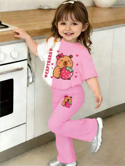 Set de 2 piezas (Top de manga corta con contraste rosa y blanco + Pantalones campana con estampado de fresa) para bebé e infante niña (6 meses - 2-3 años), de tela ligera, adorable conjunto de 2 piezas para uso diario/en casa, ropa de verano para niños