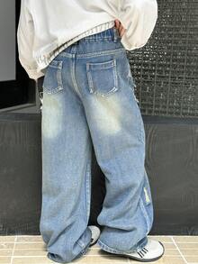 Quần jeans ống đứng rách vintage dành cho bé trai tuổi teen, phong cách đường phố năng động, thoải mái, phù hợp với học sinh! Chất liệu denim xanh bạc màu, thoải mái, thiết kế rách tạo điểm nhấn cá tính, cạp cao co giãn + khóa kéo phía trước, tiện lợi khi mặc và cởi, dáng ống thẳng tôn dáng, giúp đôi chân trông dài hơn. Thích hợp cho các hoạt động hàng ngày, đi học, mùa tựu trường, du lịch và dạo phố, bạn sẽ là người nổi bật nhất trên phố! - Rửa nhẹ - Xem 2