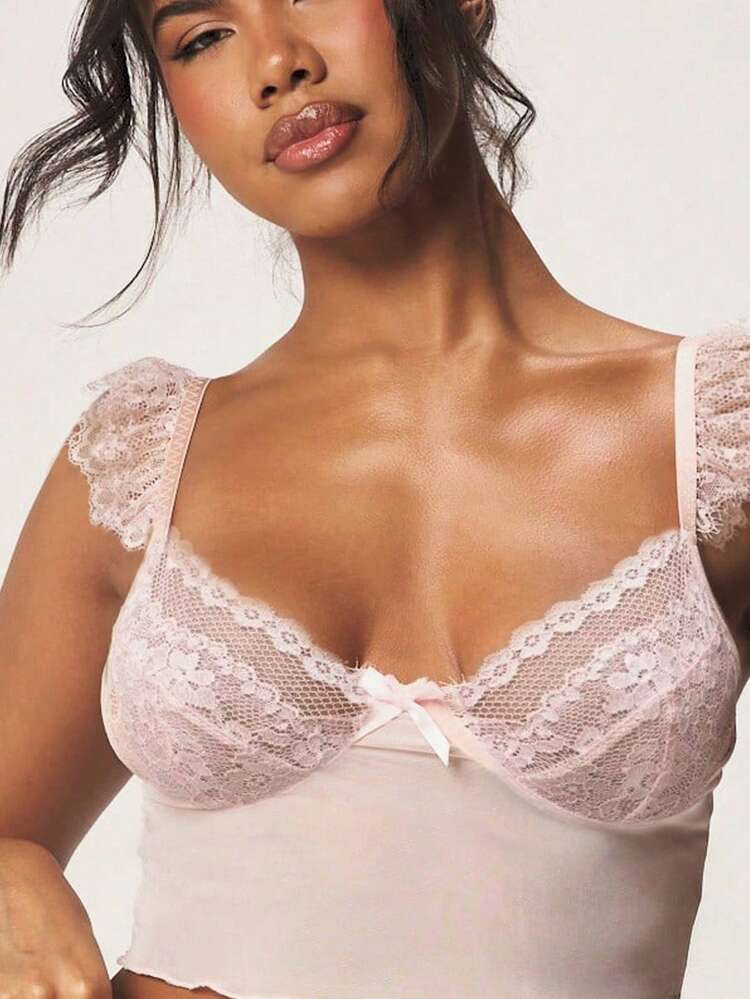 MISSGUIDED Set pigiama da donna con top corto e pantaloncini con dettagli in pizzo, vita elastica e bordi delicati per un abbigliamento da notte e da relax confortevole