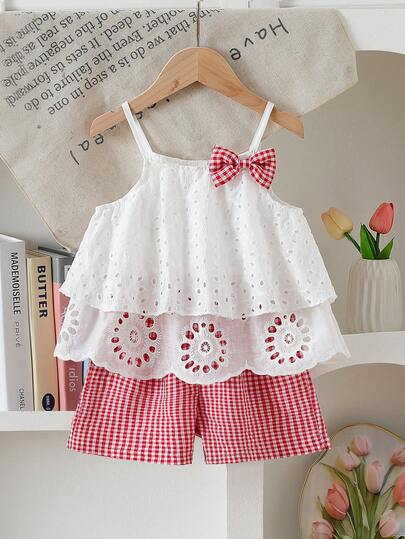 SHEIN Vintaside Kids Conjunto de 2 piezas para niñas jóvenes: Top de camiseta con encaje y moño + Pantalones cortos a cuadros rojos y blancos, adecuado para uso casual, playa, vacaciones, verano