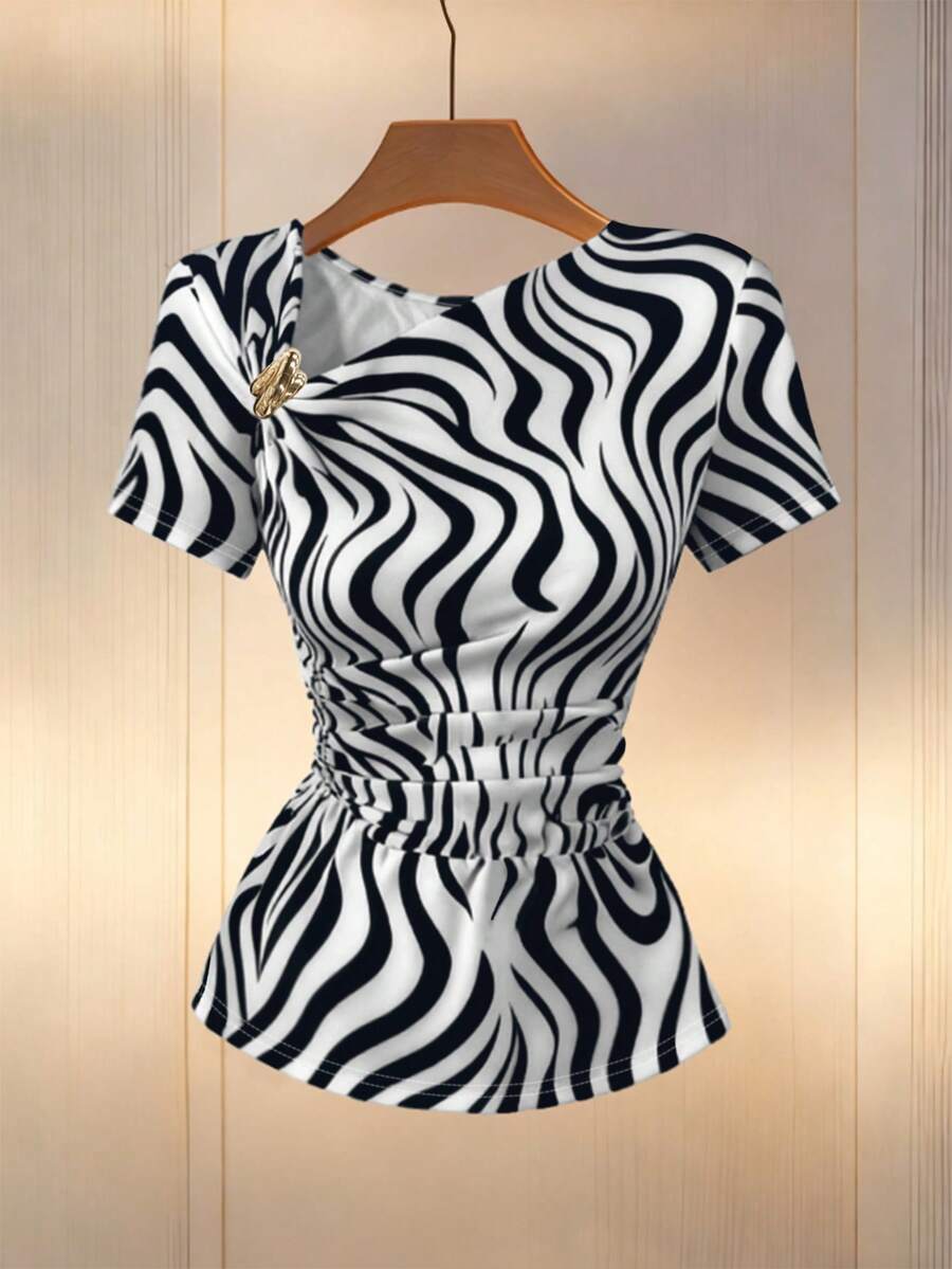 Franclia 女士斑马纹印花T恤，现代复古浪漫风格，适合通勤和度假穿着。斑马纹上衣，女士工作上衣，女士上衣，女士S码，女士工作上衣，女士S码，女士短袖上衣，女士工作上衣，女士短袖上衣，黑白上衣，黑白上衣，女士时尚休闲斑马纹褶皱细节短袖T恤 - 黑色 - 查看 1