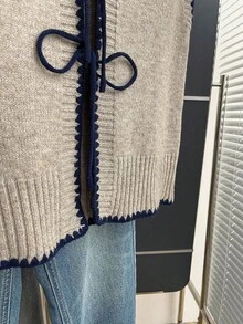 Franclia Áo vest dệt kim buộc dây thanh lịch, nhẹ nhàng, cổ chữ V, viền đen lượn sóng tương phản, dây rút phía trước, màu nền đơn giản làm nổi bật các chi tiết tinh tế, chất liệu dệt kim mềm mại, thoáng khí, thoải mái khi mặc cùng áo sơ mi công sở, áo phông, áo khoác mỏng vào đầu mùa thu, đa năng, dáng hơi rộng, tôn dáng, dây rút điều chỉnh được. - Màu Khaki - Xem 3