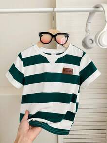 SHEIN 1 chiếc áo thun ngắn tay cổ tròn kẻ sọc dáng rộng thoải mái kiểu học sinh cho bé trai, mềm mại và dễ chịu, cổ điển và đa năng, phù hợp cho mùa xuân/hè. - Màu xanh lá cây đậm - Xem 6