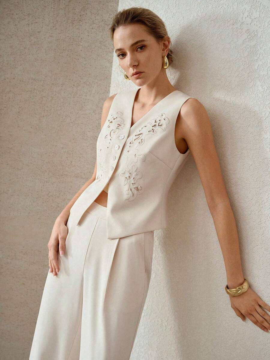 MOTF PREMIUM 女士春季新品优雅简约无袖镂空刺绣背心西装外套 - 米色 - 查看 1