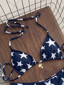 Swim Mod 两件套女士时尚可爱沙滩装，性感露背吊带上衣和比基尼泳裤，配有美国国旗金属吊坠，适合海滩、游泳池、派对等场合。 - 彩色 - 查看 4