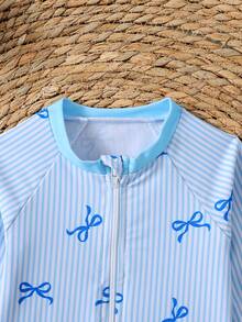 SHEIN 女婴可爱蝴蝶结条纹印花长袖防晒泳衣，前拉链设计，带荷叶边泳帽 - 藍色 - 查看 3