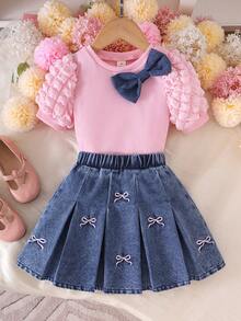 Elladie kids 两件套女童春夏套装，浅粉色短袖上衣+牛仔裙；泡泡袖荷叶边设计，胸前饰有蓝色刺绣蝴蝶结，百褶裙摆饰有粉色刺绣蝴蝶结，甜美可爱风格，适合日常穿着和亲子活动 - 粉色 - 查看 7