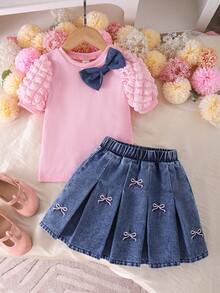 Elladie kids 两件套女童春夏套装，浅粉色短袖上衣+牛仔裙；泡泡袖荷叶边设计，胸前饰有蓝色刺绣蝴蝶结，百褶裙摆饰有粉色刺绣蝴蝶结，甜美可爱风格，适合日常穿着和亲子活动 - 粉色 - 查看 6