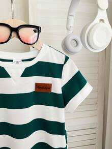 SHEIN 1 chiếc áo thun ngắn tay cổ tròn kẻ sọc dáng rộng thoải mái kiểu học sinh cho bé trai, mềm mại và dễ chịu, cổ điển và đa năng, phù hợp cho mùa xuân/hè. - Màu xanh lá cây đậm - Xem 3