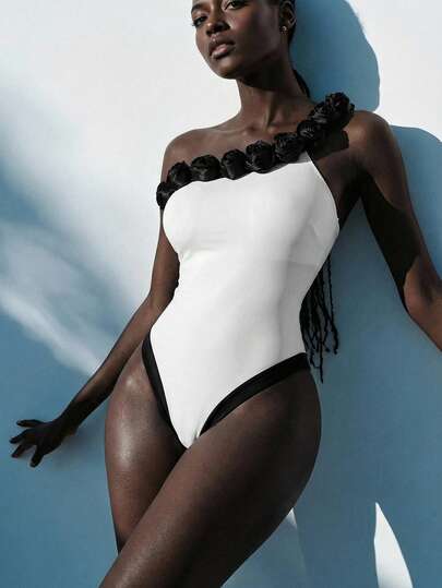 Aveloria Modichic 新款春夏连体泳衣，白色底黑色立体花卉装饰，单肩设计，优雅欧美风，适合海滩、泳池、度假等场合，男女皆宜。