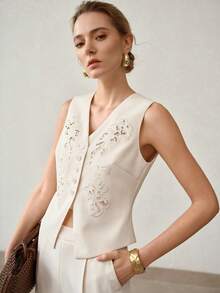MOTF PREMIUM 女士春季新品优雅简约无袖镂空刺绣背心西装外套 - 米色 - 查看 5