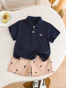 Bubblio Bộ 2 món đồ chơi trẻ em trai họa tiết ngựa hoạt hình dễ thương gồm áo polo và quần short kaki, thích hợp cho đi học, dã ngoại, đi biển, sinh nhật, mùa xuân/hè/thu. - Màu xanh hải quân - Xem 3