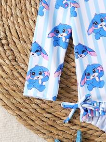 SHEIN 女婴蓝色可爱卡通图案长袖防晒泳衣，配荷叶边泳帽 - 藍色 - 查看 4