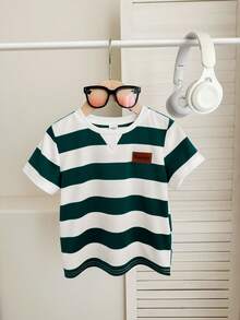 SHEIN 1 chiếc áo thun ngắn tay cổ tròn kẻ sọc dáng rộng thoải mái kiểu học sinh cho bé trai, mềm mại và dễ chịu, cổ điển và đa năng, phù hợp cho mùa xuân/hè. - Màu xanh lá cây đậm - Xem 7