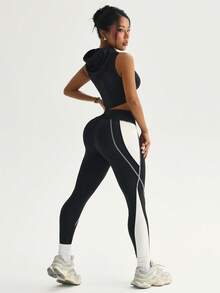 With My Calm 女士字母印花抽绳连帽露脐背心和高腰紧身裤运动套装 - 黑與白 - 查看 2