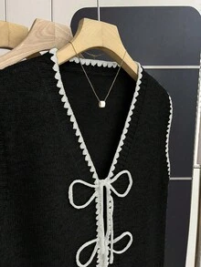 Franclia 精致针织背心，系带设计，V领波浪形黑色滚边撞色，前部抽绳系带，简约底色凸显精致细节，柔软针织面料，透气舒适，可叠穿于衬衫、T恤和薄外套外，适合工作或休闲穿着，略微宽松版型，可调节抽绳，适合不同体型。 - 黑色 - 查看 7