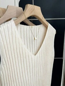 Franclia Áo khoác cardigan dệt kim gân sọc đơn giản kiểu Hàn Quốc màu kem, dáng rộng thoải mái, không tay, thiết kế cổ chữ V thanh lịch, đa năng cho cả ngày lẫn đêm, phong cách Pháp thư giãn, vẻ đẹp tối giản, áo len nữ hiện đại, áo vest dệt kim nữ, áo len trắng nữ, áo len nữ, áo vest nữ, áo khoác mùa đông, áo len nữ, áo len không tay, áo vest gân sọc, áo len chui đầu cho nữ, áo không tay. - Màu be - Xem 4