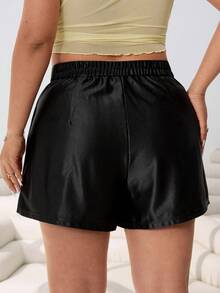 SHEIN EZwear 春夏新款缎面光泽高弹针织黑色加大码短裤，适合休闲外出、派对、音乐节、返校、毕业典礼、通勤、度假、街头穿搭、婚礼、逛店、城市漫步等多种场合。 - 黑色 - 查看 2