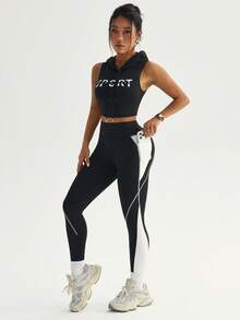 With My Calm 女士字母印花抽绳连帽露脐背心和高腰紧身裤运动套装 - 黑與白 - 查看 5