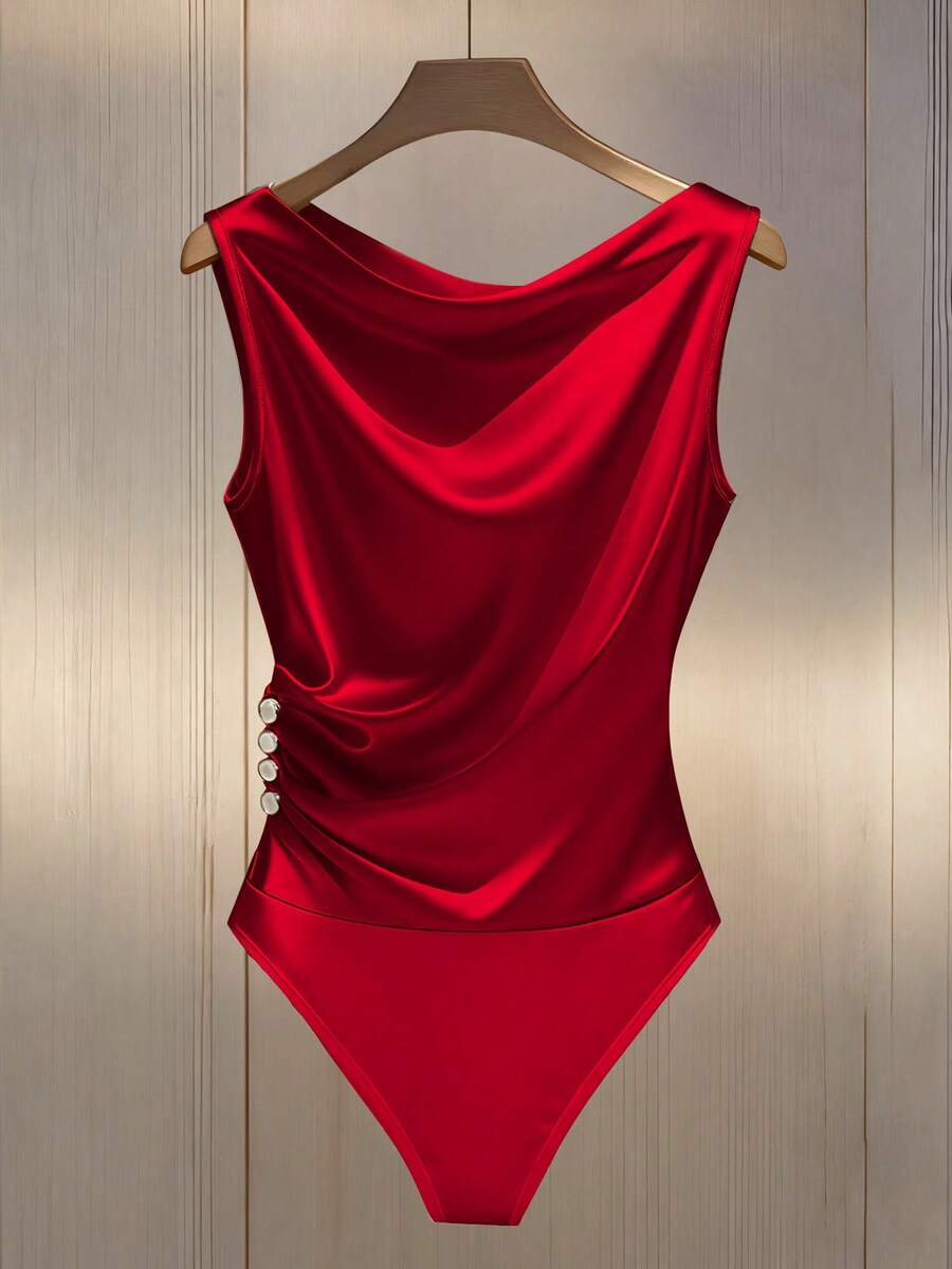 Franclia Petite 时尚垂褶领无袖褶裥饰边纽扣装饰修身连体衣 - 紅色 - 查看 1