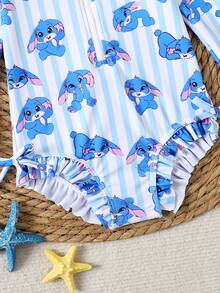 SHEIN 女婴蓝色可爱卡通图案长袖防晒泳衣，配荷叶边泳帽 - 藍色 - 查看 5